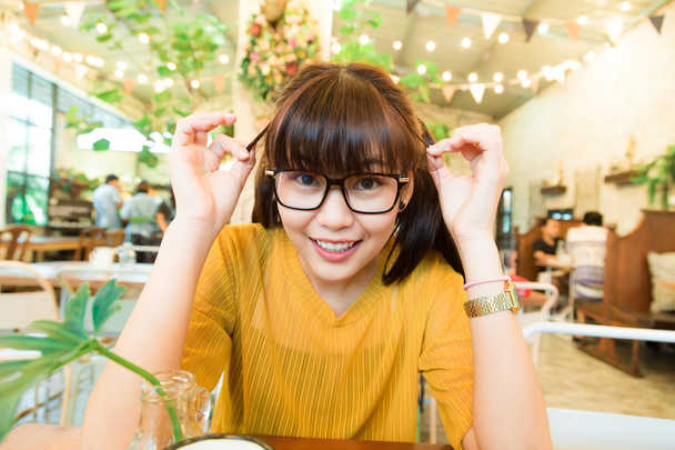 Asijské bokovky nerd brýle ženy sedí v kavárně Cafe pozadí. - Fotografie, Obrázek