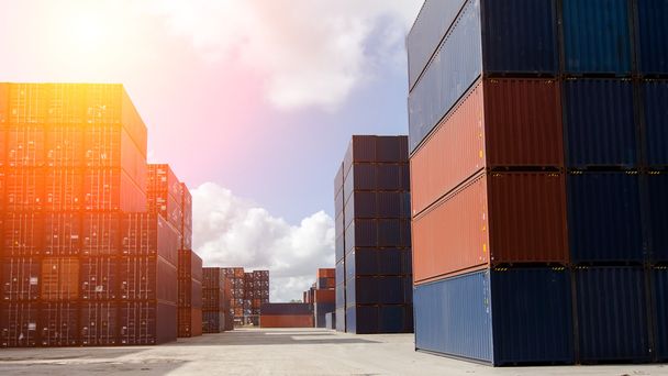 Nave da carico per container industriale per concetto di esportazione di importazione logistica
 - Foto, immagini
