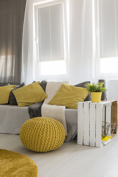 Living room with energetic yellow details  - Foto, afbeelding
