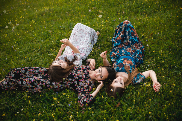 Tytöt tyttöystävä leningit levätä luonnon kaunis vuori niitty
 - Valokuva, kuva