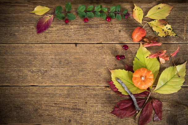 Quadro de outono no fundo de madeira
  - Foto, Imagem