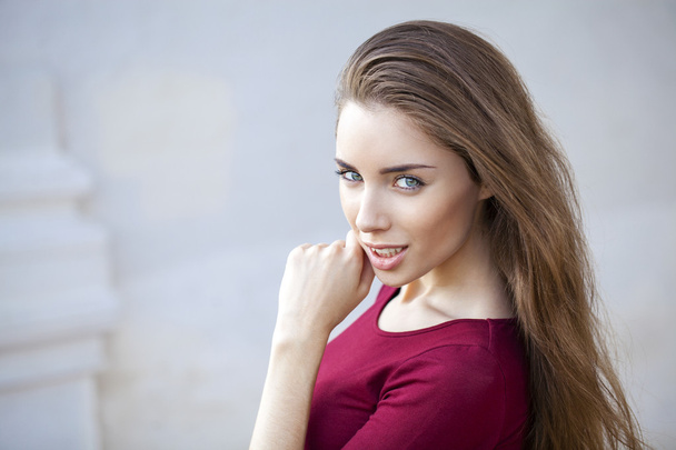Closeup portrait of a happy young woman smiling - Fotografie, Obrázek