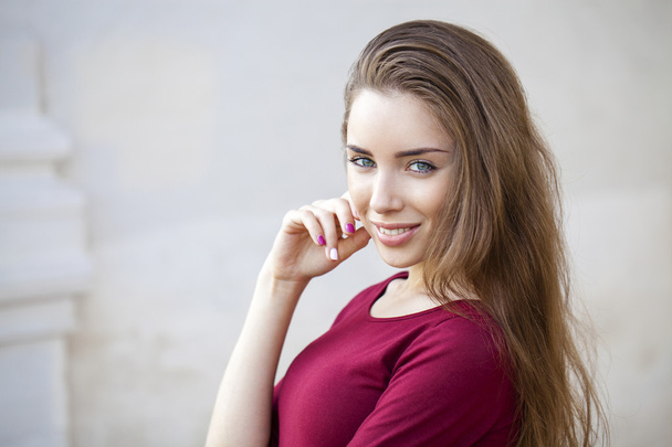 Closeup portrait of a happy young woman smiling - 写真・画像