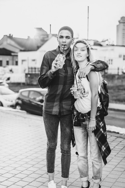 junges gemischtes Paar in der Stadt - Foto, Bild
