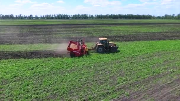 Mezőgazdasági területen, és a traktor - Felvétel, videó