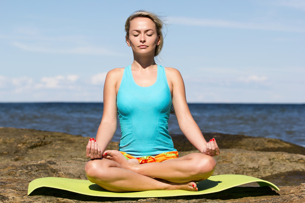 jovem caucasiano fitness mulher praticando ioga
 - Foto, Imagem