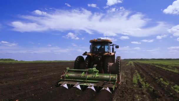 Rolnictwo traktor siew roślin - Materiał filmowy, wideo