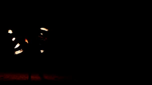 Női tűzoltó fellépő éjszaka. - Felvétel, videó