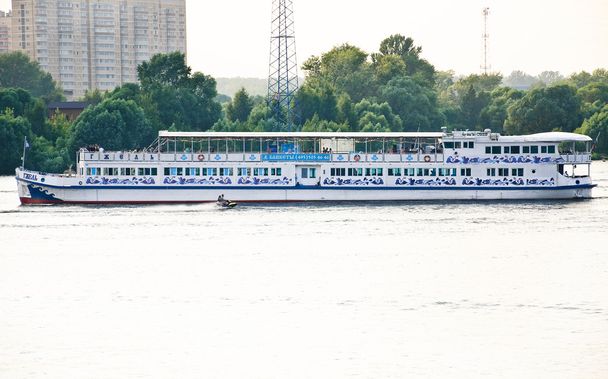 Passenger pleasure boat "Gzhel" on Klyazma reservoir in the Moscow suburb - Foto, Imagen