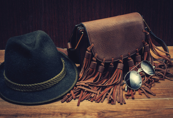 şık aksesuarlar. şapka, güneş gözlüğü ve bir çanta - Fotoğraf, Görsel