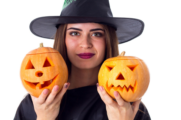 Žena v kostýmu čarodějnice drží dvě dýně - Fotografie, Obrázek