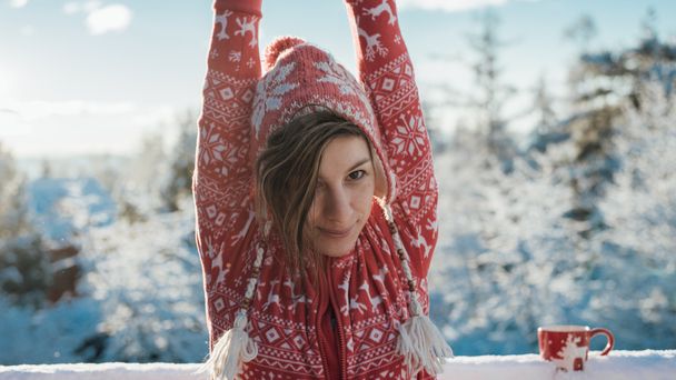 朝のストレッチ、雪に屈託のない若い女性覆われたバルコニー - 写真・画像