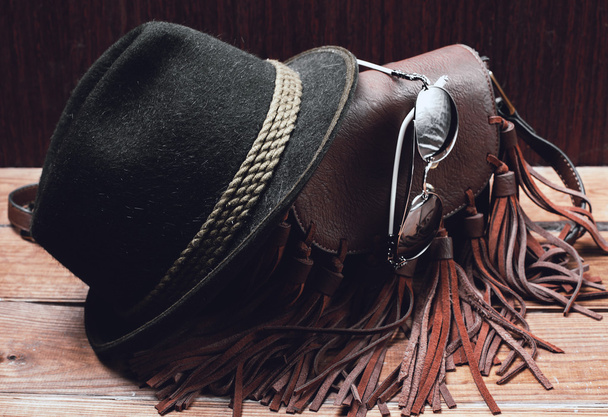 stijlvolle accessoires. hoed, zonnebril en een zak - Foto, afbeelding