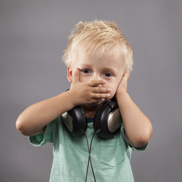 malý chlapec se sluchátky - Fotografie, Obrázek