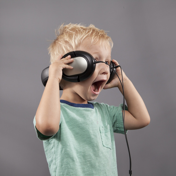 Niño cantando con auriculares
 - Foto, imagen