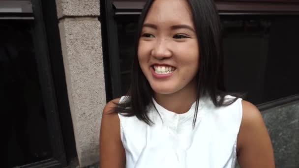 junge schöne Geschäftsfrau weibliche Mädchen Porträt Blick auf Dokumente lachen lol Lächeln steht auf Hintergrund Bürogebäude im Freien - Filmmaterial, Video