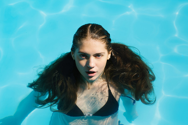 sexy woman in swimming pool - Fotoğraf, Görsel