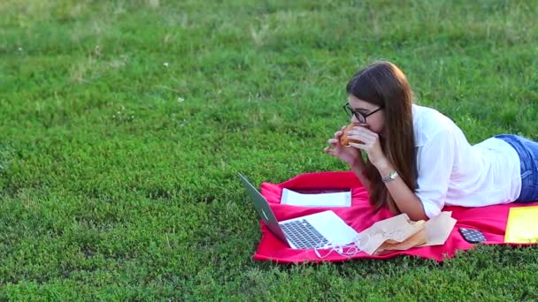 Feminine Working Lying in Glasses in the Park and Food Snack - Video, Çekim