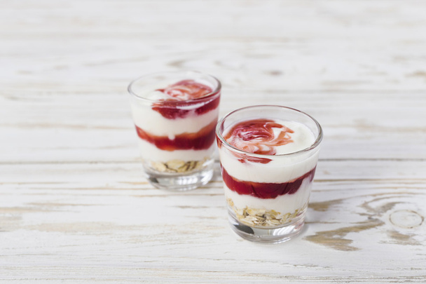 Homemade yogurt with berry jam and oat flakes - Foto, immagini