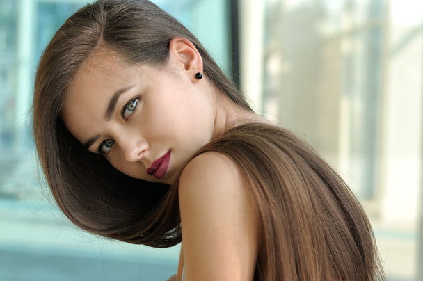 Hair lying on girl bared shoulders - Fotografie, Obrázek