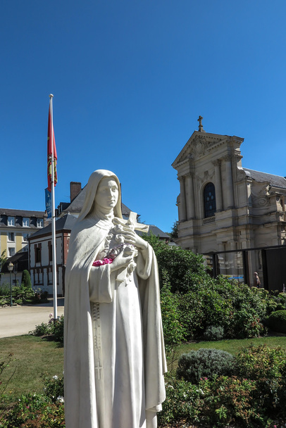 Estatua de Santa Teresa del Niño Jesús en la plaza de enfrente
  - Foto, Imagen