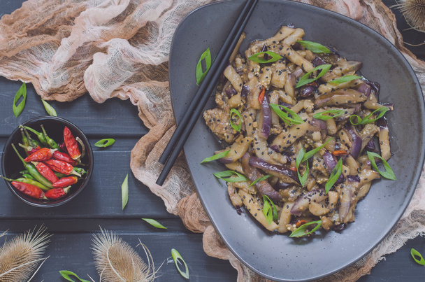 Berinjela chinesa com molho de soja e pimenta
   - Foto, Imagem