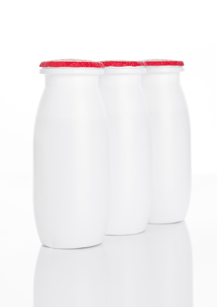 Yogurt containers healthy vitamin drink on white - Fotografie, Obrázek