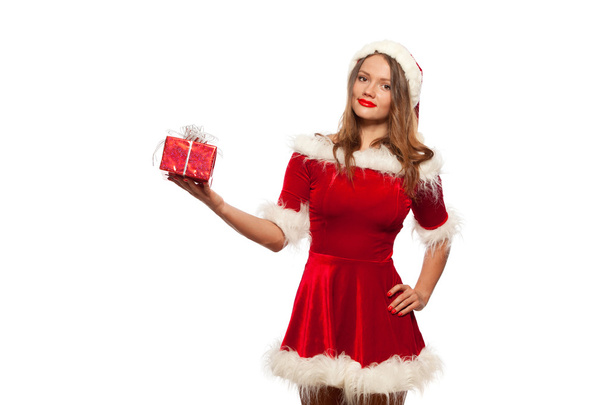 christmas, x-mas, winter, happiness concept - smiling woman in santa helper hat with gift box, isolated on White Background. - Foto, Imagen