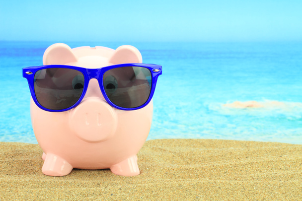 lato piggy bank z okulary przeciwsłoneczne na plaży - Zdjęcie, obraz