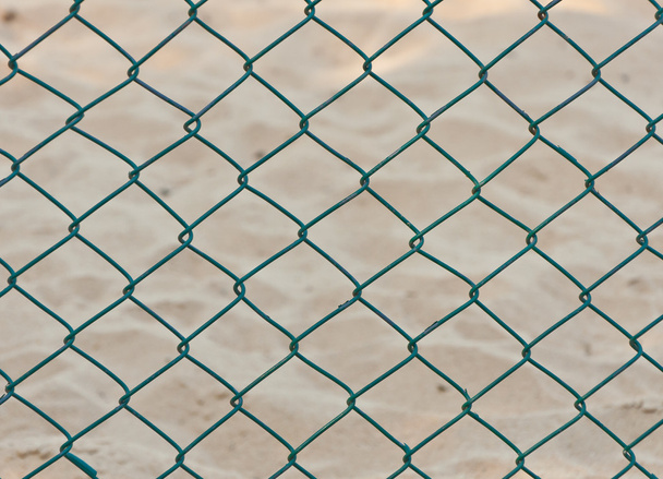 Catena di recinzione senza cuciture verde su sfondo sabbia
 - Foto, immagini