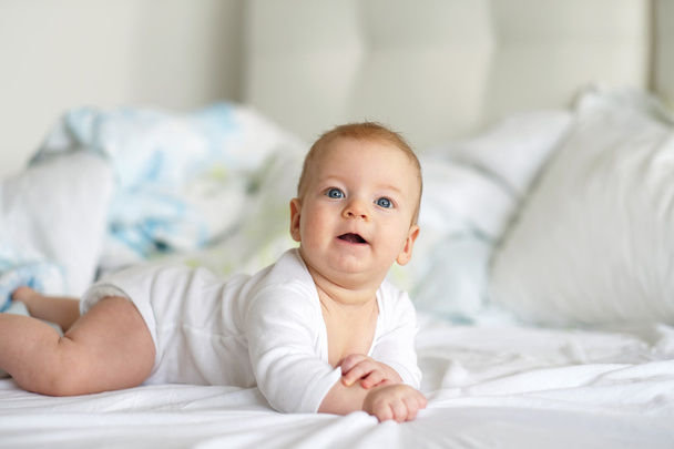 yatakta erkek bebek - Fotoğraf, Görsel
