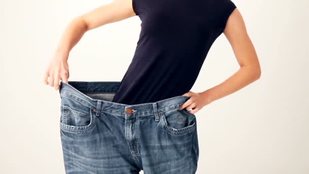 Žena v džínách mnohem větší velikosti - Záběry, video
