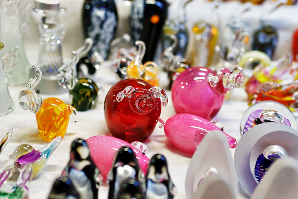 Kleine Glasfiguren am Stand des Rigaer Weihnachtsmarktes - Foto, Bild