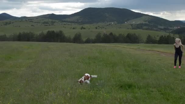 Mujer corriendo sobre un prado
 - Metraje, vídeo