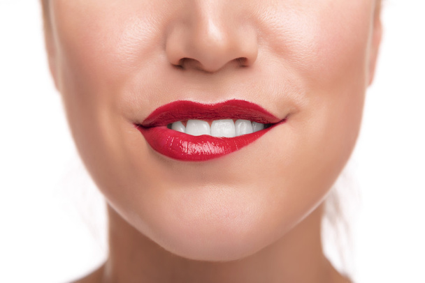 Чувственная женщина, кусающая красные губы
. - Фото, изображение