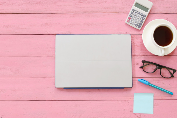 notebook computador ou laptop colocado sobre mesa de madeira rosa perto do
 - Foto, Imagem