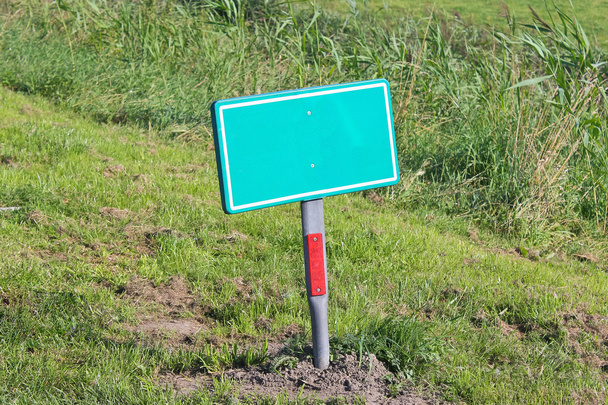 Дорожный знак на обочине дороги
 - Фото, изображение