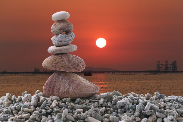 Equilibrio piedra sobre pila roca de fondo puesta de sol en la noche
. - Foto, Imagen