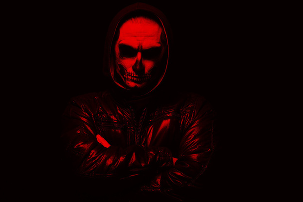 Hombre malvado sobre fondo negro
 - Foto, imagen