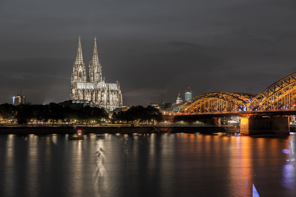 Kölner Dom nachts beleuchtet - Foto, Bild
