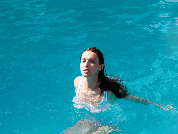 pretty sexy woman in swimming pool - Fotografie, Obrázek