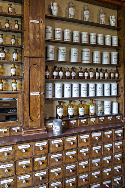 Bouteilles parfumées vides dans une ancienne pharmacie - Photo, image