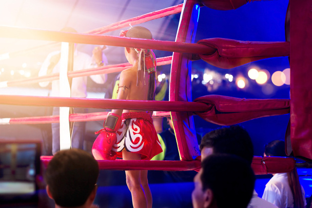 Martial arts van Muay Thai bokser kid met items in boksen ring hoek - Foto, afbeelding