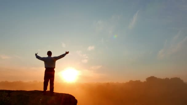   Επιχειρηματίας (προσευχή) στοχάζεται επάνω στο βουνό στο κόκκινο sunrise. 4k 3840 x 2160 - Πλάνα, βίντεο