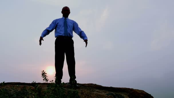   El hombre de negocios (oración) medita en la parte superior con las manos levantadas al amanecer. 4K 3840x2160
 - Metraje, vídeo