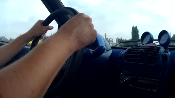 Mains masculines sur le volant i
 - Séquence, vidéo