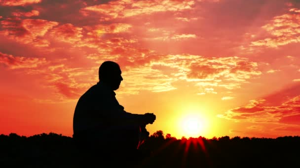 Immobile homme sita touristique au lever du soleil, l'heure du coucher du soleil. 4K 3840x2160
 - Séquence, vidéo