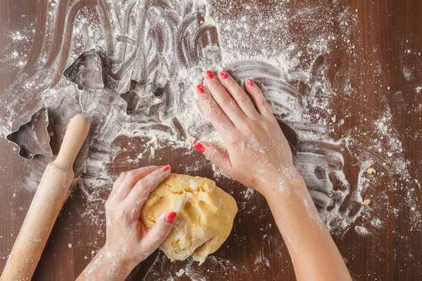 Cookie cutters and shortbread shapes on a board and a baking tra - Foto, imagen