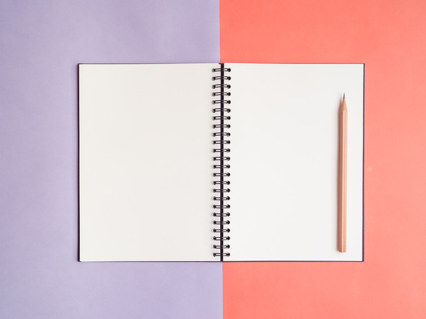 Κάτοψη του σημειωματάριου σε πολύχρωμο φόντο - Φωτογραφία, εικόνα