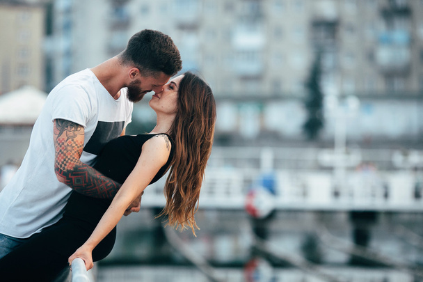 paar kussen tegen de achtergrond van de stad - Foto, afbeelding